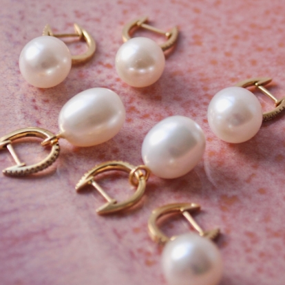 yellow gold and pearl earrings 